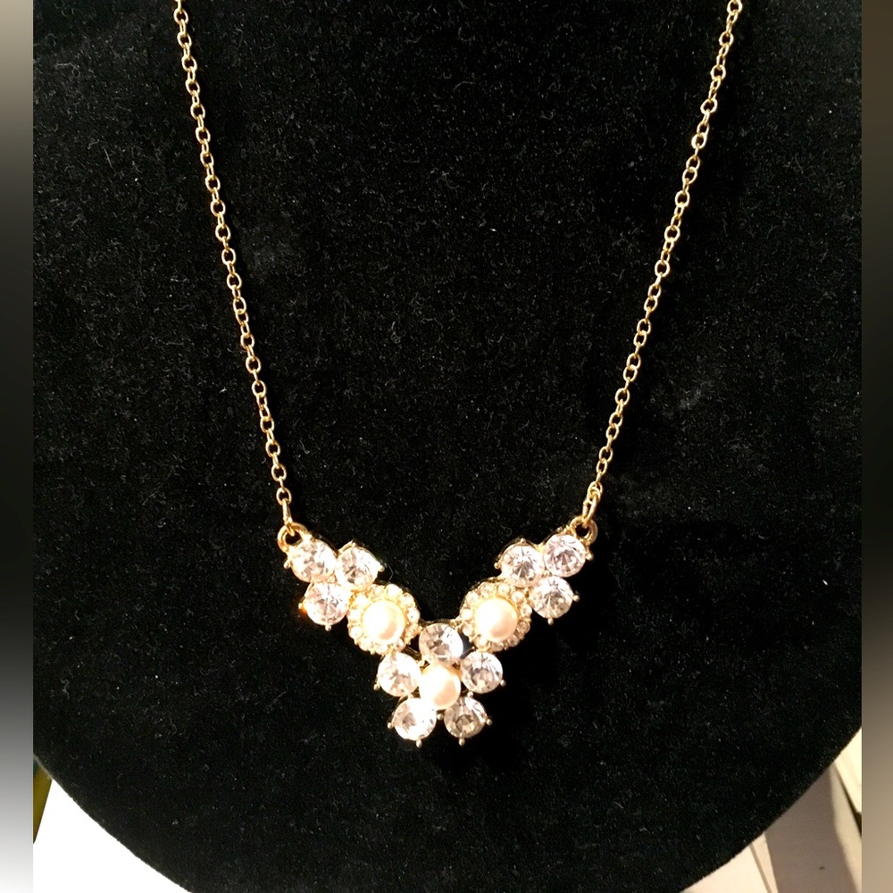 MODERN MONET RHINESTONE & FAUX PEARL NECKLACE IN GOLD TONE METAL.